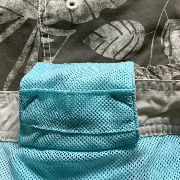 Tommy Bahama Men’s Green and Cream Tropical Board Shorts - Picture 12 of 15